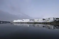 Dongqian Lake Club Houses: Five white villas lined up along the lake shore.