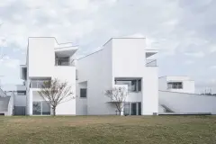 Three-storey white residential buildings „Dongqian Lake Club Houses“