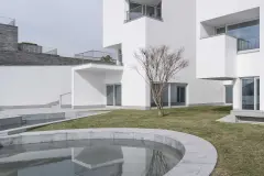 Dongqian Lake Club Houses: white villas with outdoor pool