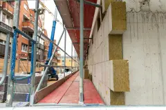 Construction site photo: New centre Porz residential and commercial building, facade corner insulated with EWIS from Sto