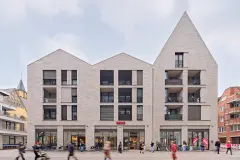 firstspirit_1774428229533wohn_und_geschaeftsgebaeude_neue_mitte_porz_nmp_24_02_02_sto_klinkerfassade_2400x1600px