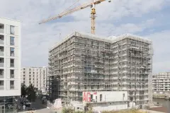 Construction site photo: new Sportlerhaus in Hamburg covered in scaffolding, EWIS with StoCera ceramic tiles