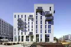firstspirit_1774428229533neubau_sportlerhaus_hamburg_wdvs_fassade_mit_stocera_keramikelementen_01_2400x1600px